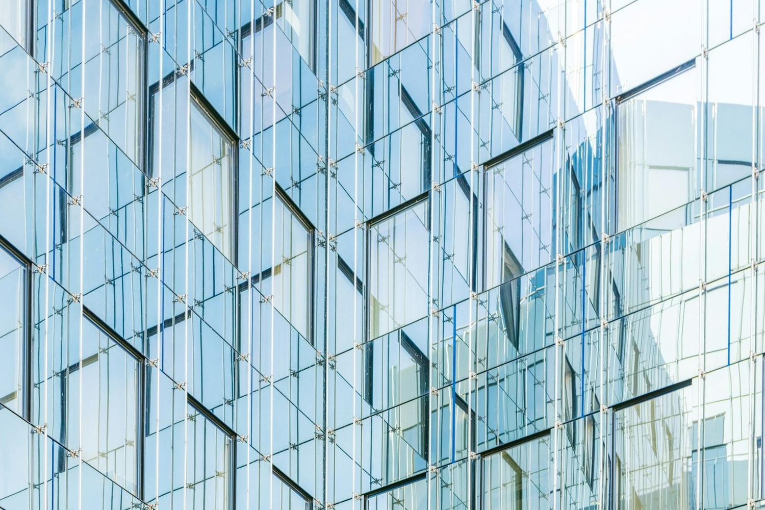 Façade de verre bleutée d’un immeuble tertiaire