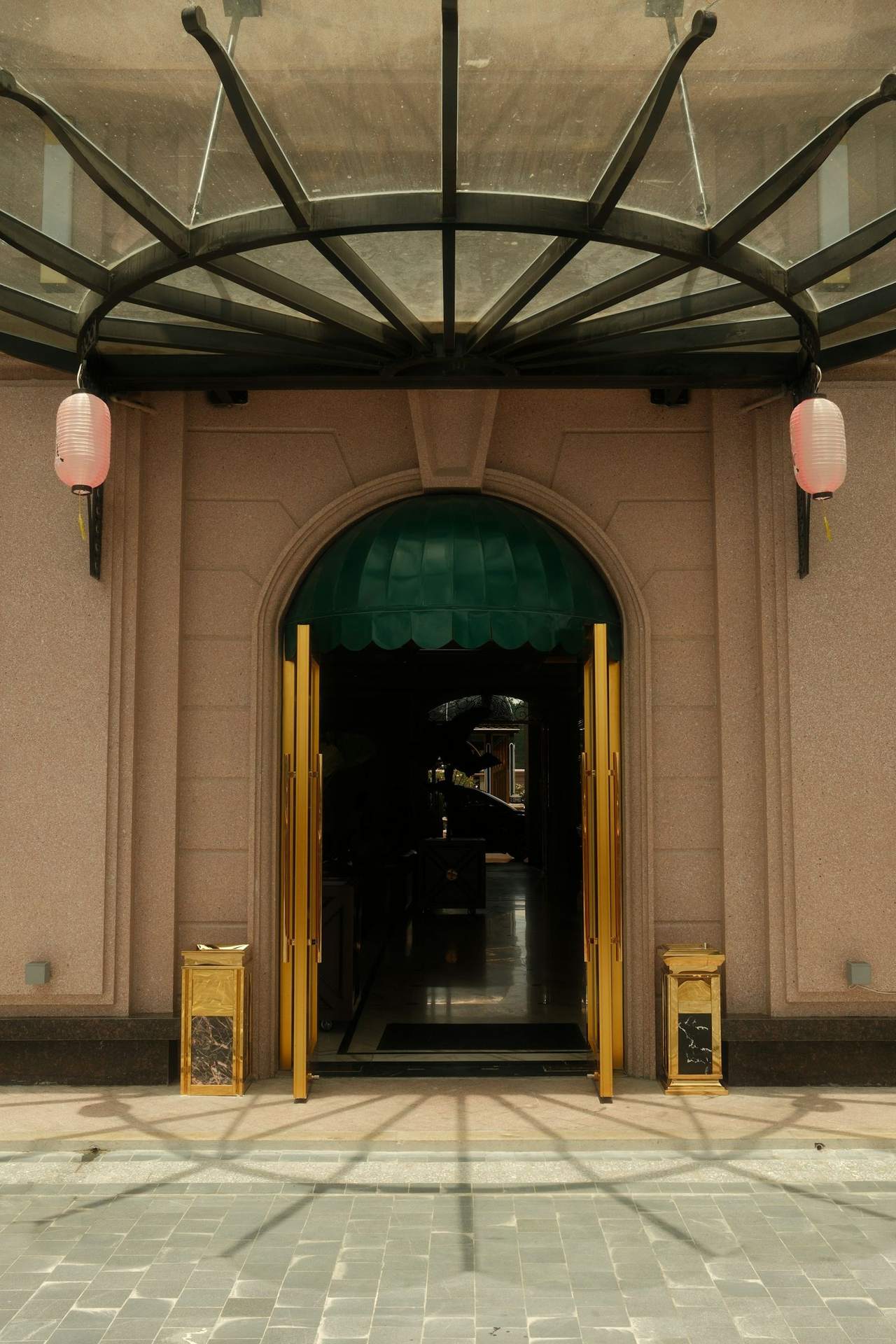 Hall d’entrée d’un hôtel particulier, marbre et laiton