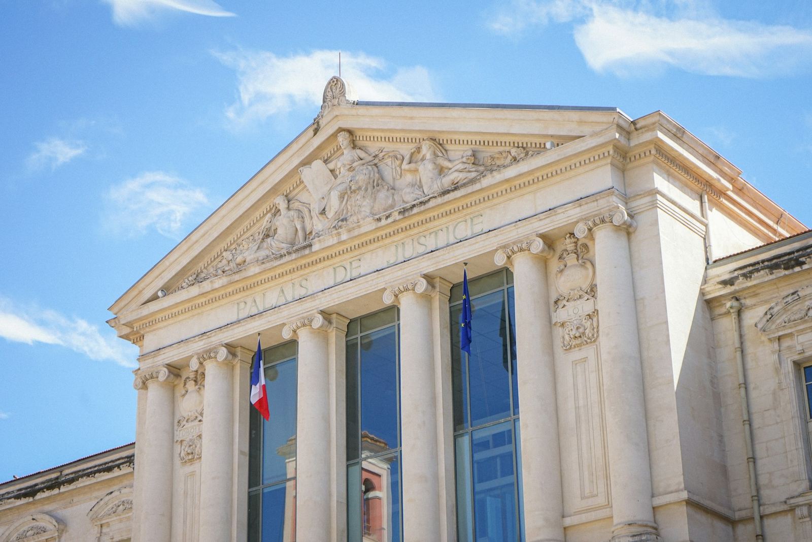 Palais de justice à colonnade, drapeau français en façade