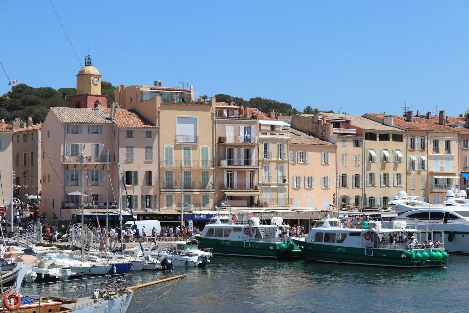 Le port de Saint-Tropez et ses façades colorées