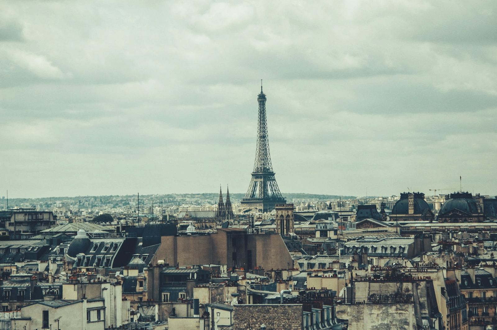 Les toits de Paris et la tour Eiffel