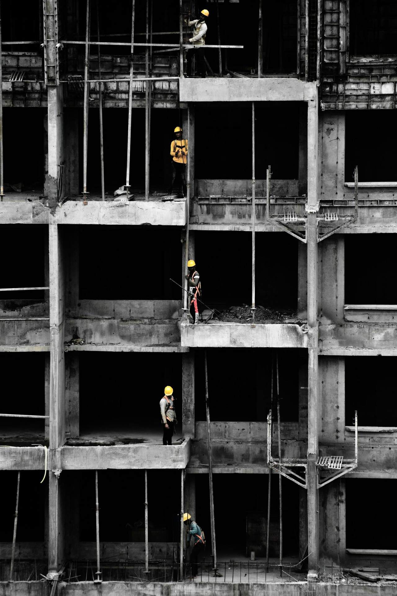 Immeuble en cours de démolition, ouvriers sur la façade