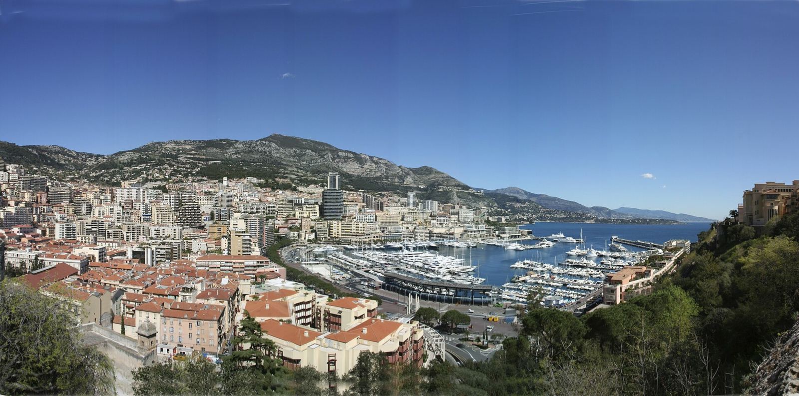 Panorama du port Hercule et des immeubles de Monaco
