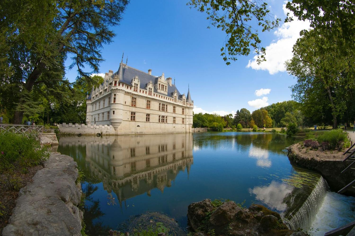 Château de la Loire se reflétant dans ses douves