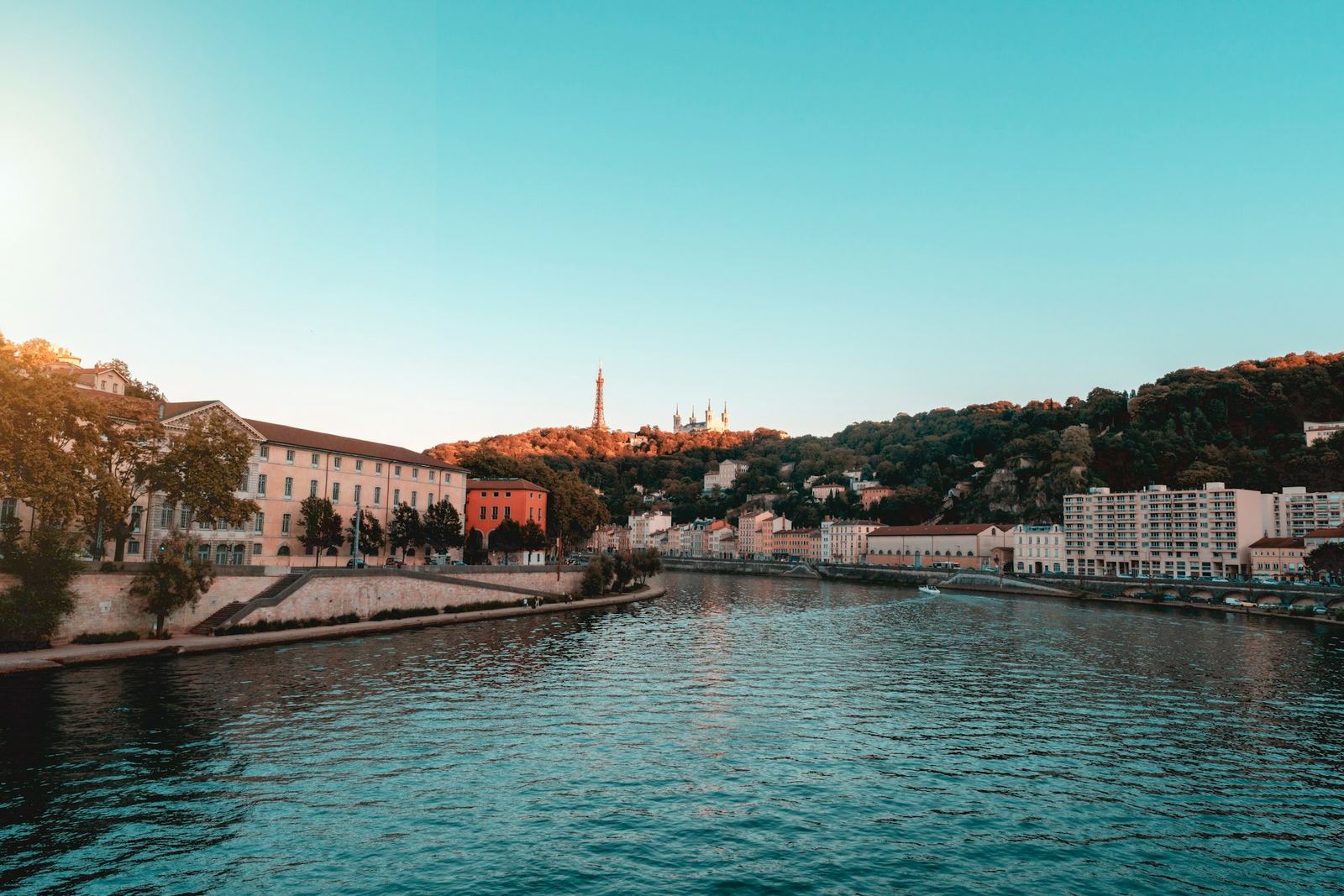 Les quais de Saône à Lyon, la basilique de Fourvière en surplomb