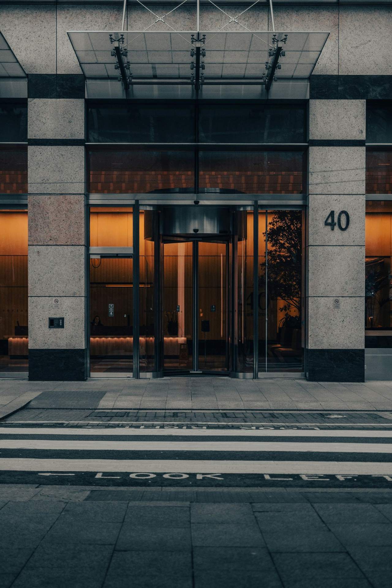 Entrée d’un immeuble de bureaux contemporain