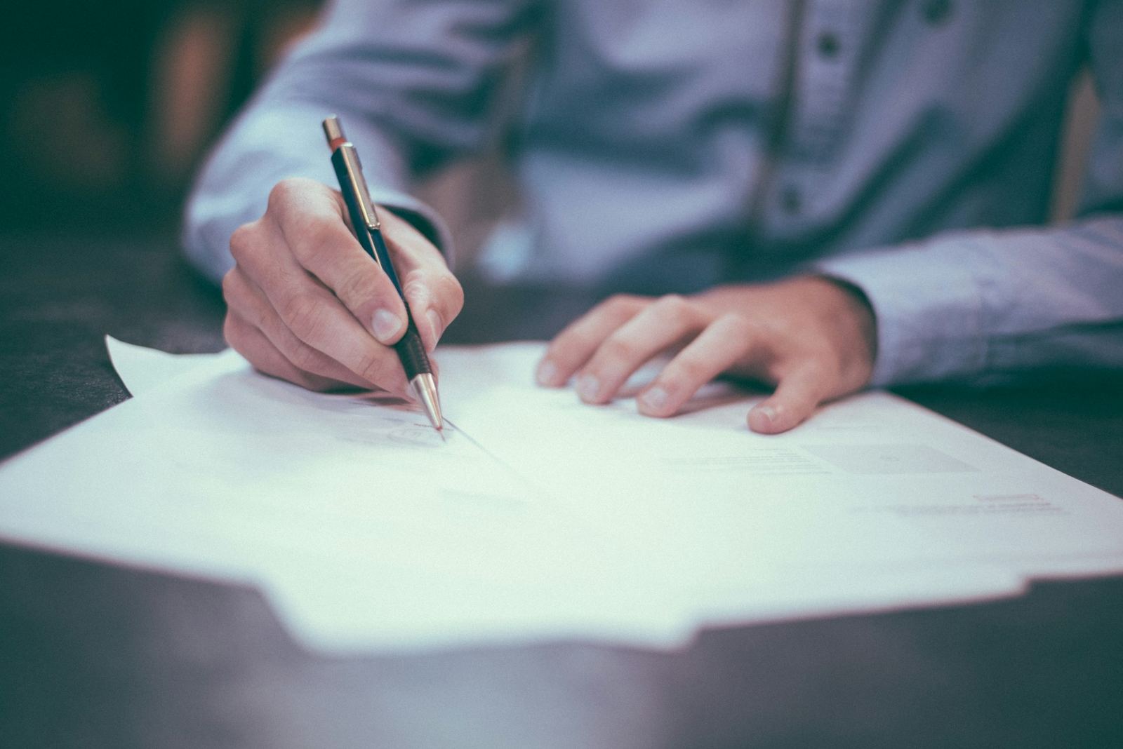 Main annotant un document au stylo