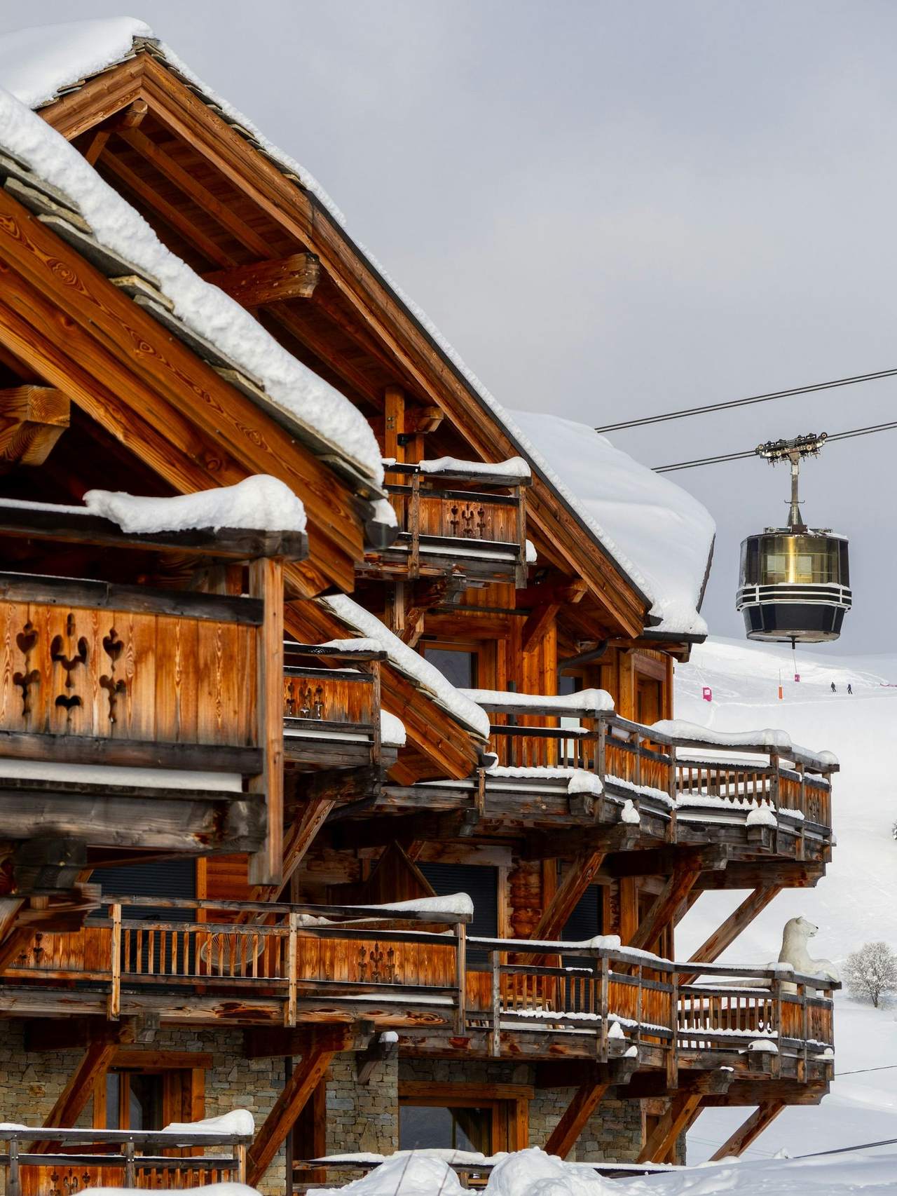 Chalet de montagne et télécabine dans une station de ski