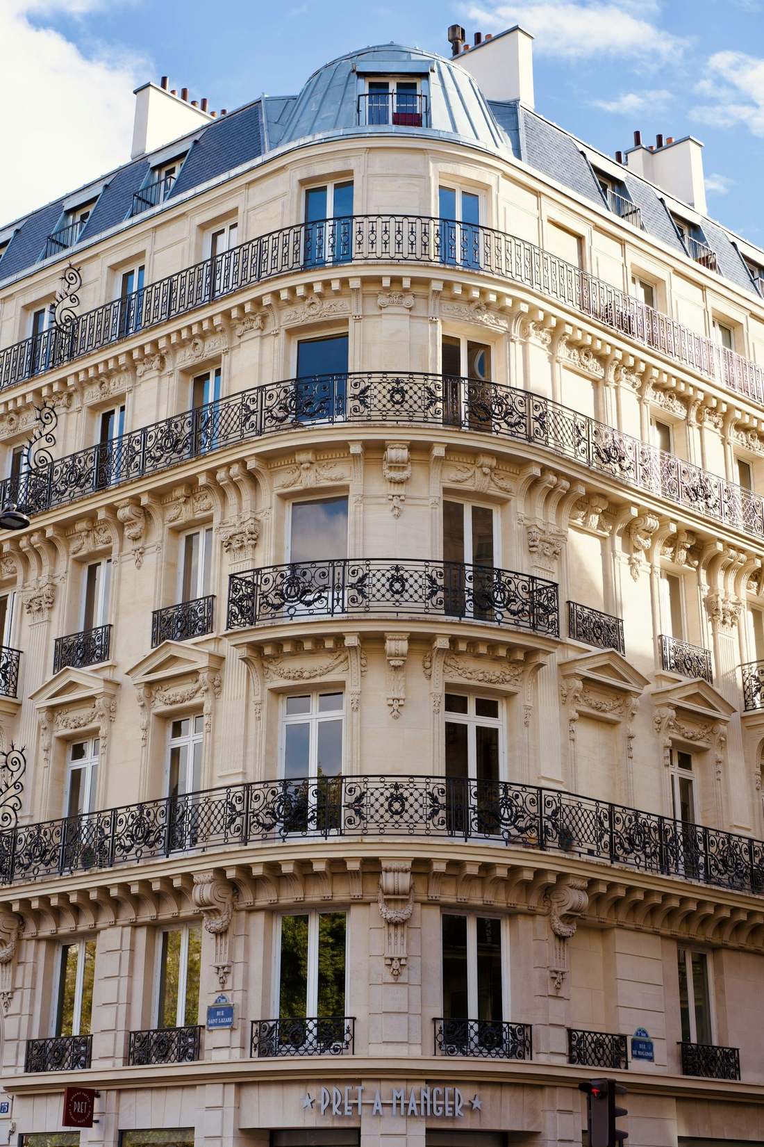 Façade haussmannienne et ses balcons en fer forgé